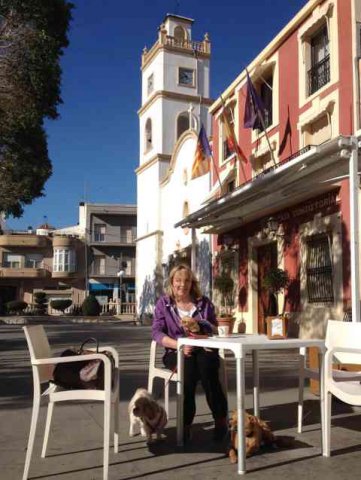 Beth, Louie, Jamie and Juli, enjoying a break in a pretty little Spanish square.